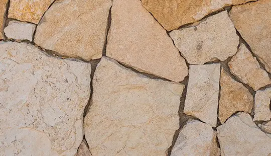 Acercamiento detalle piedra caseta Bosque Central