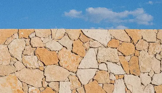 Detalle de piedra de la caseta de los terrenos habitacionales Bosque Central Aguascalientes